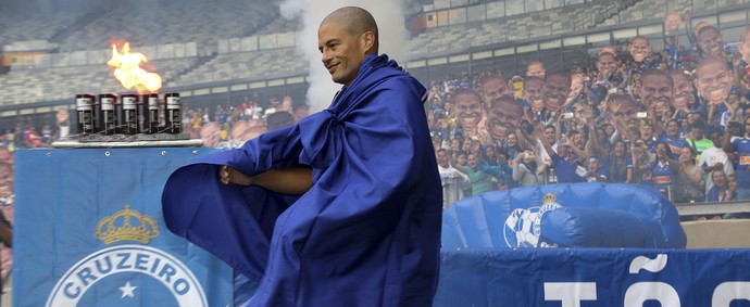 Alex é homenageado pelo Cruzeiro, no Mineirão (Foto: Washington Alves/Light Press/Cruzeiro)
