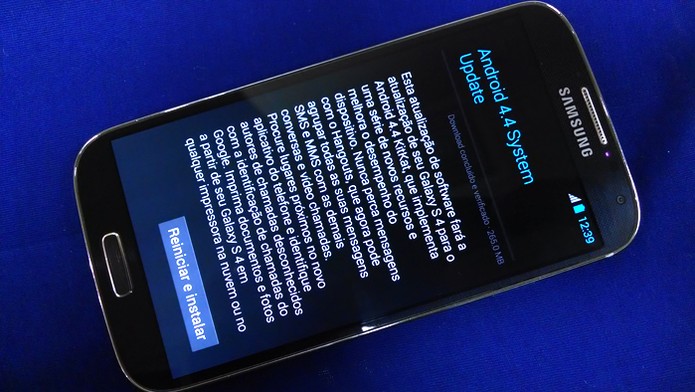 Galaxy S4 será um dos smartphones que receberá o Android Kitkat no início de 2014 (Foto: Allan Melo / TechTudo) Galaxy S4 será um dos smartphones que receberá o Android Kitkat no início de 2014 (Foto: Allan Melo / TechTudo)