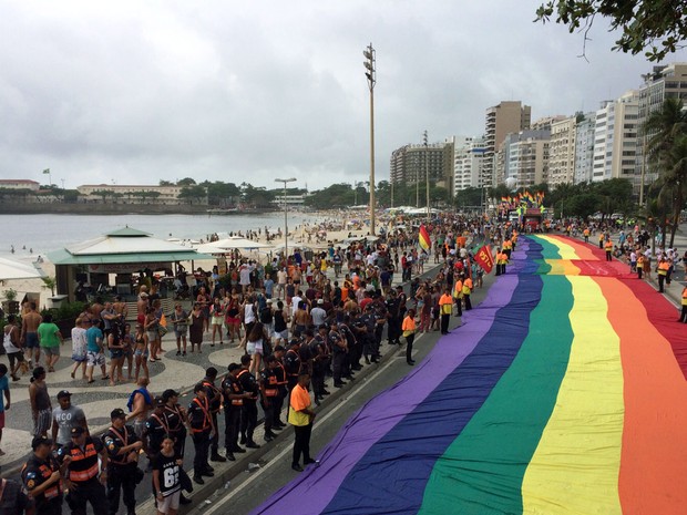 Bandeirão LGBT na Avenida Atlântica (Foto: Lívia Torres / G1)
