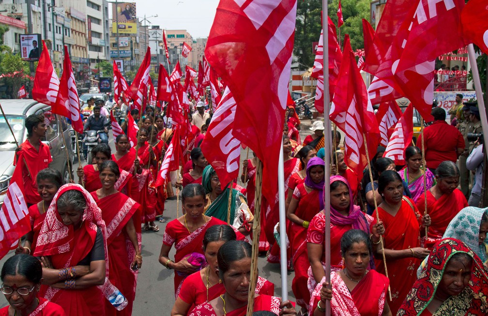 Marcha em Hyderabad, na Índia, celebra o Dia do Trabalhador nesta segunda-feira, dia 1º de maio de 2017 (Foto: Mahesh Kumar A./AP)
