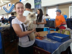 A criadora Talita Teles e o Thor, gato da raça Himalaia (Foto: Thais Skodowski/ G1)