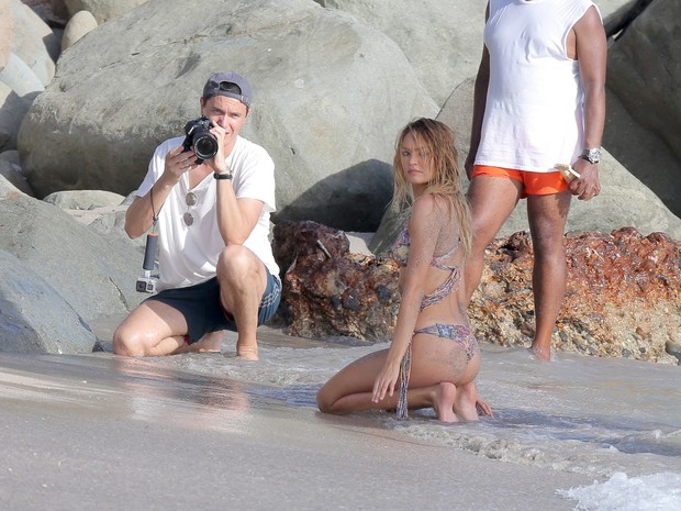 Candice Swanepoel posa para fotos em praia no Caribe (Foto: AKM-GSI/ Agência)