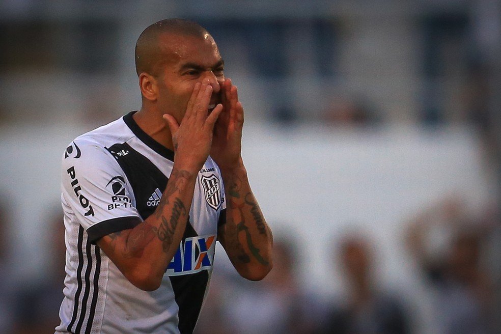Na bola e no grito, Sheik comandou a Ponte em campo neste domingo (Foto: Agência Estado)