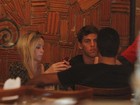 Danielle Winits e o namorado jantam no Rio
