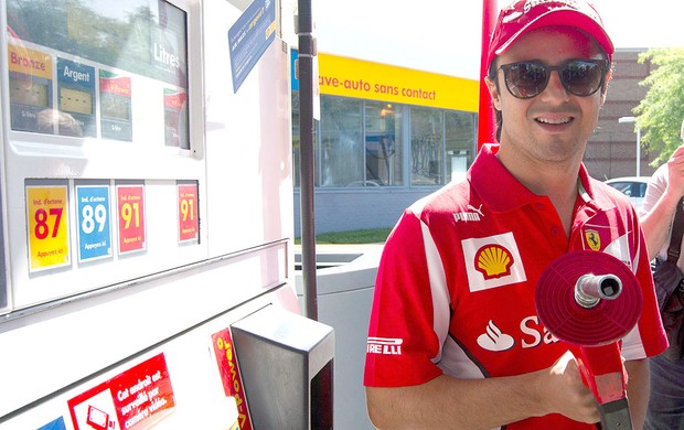 Felipe Massa em posto de combustível no Canadá (Foto: Reuters)