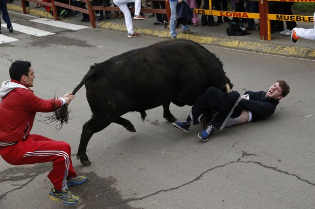 Americano leva chifrada (Foto: Benjamin Miller/AP)