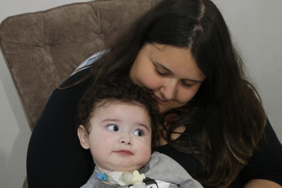 Roberta, m&atilde;e de Arthur, &eacute; fisioterapeuta e ajuda no tratamento do filho (Foto: Fabiana Bonugli/G1)