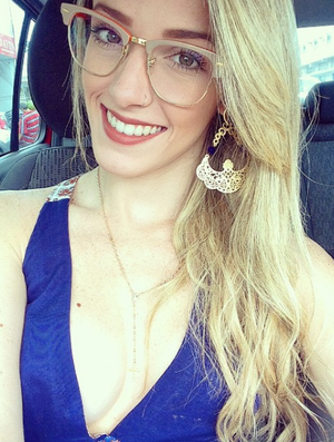 Natália Gaudio era usuária de óculos, mas passou a ficar só com as lentes de contato (Foto: Reprodução / Instagram)