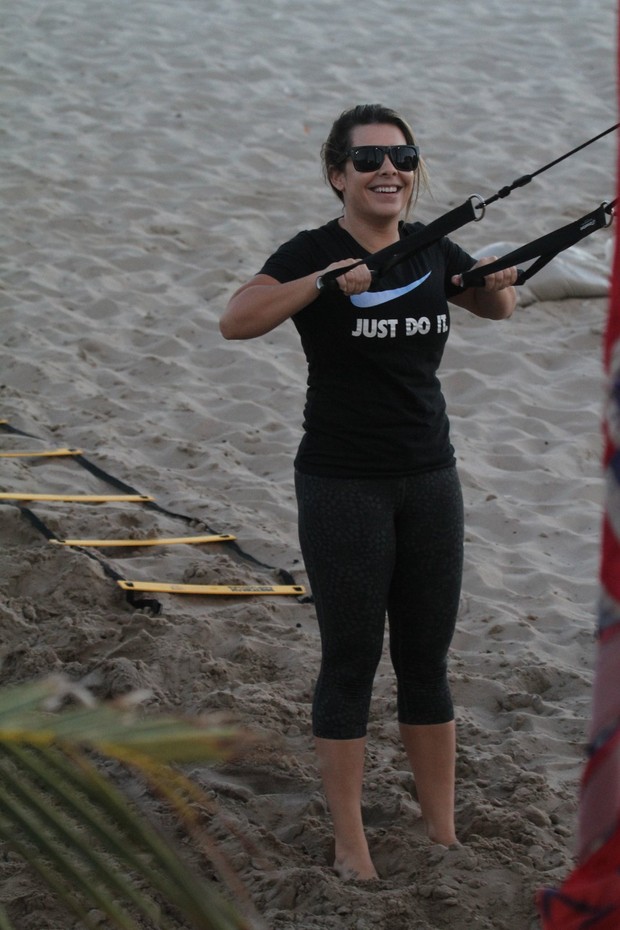 Fernanda Souza se exercita na praia (Foto: Dilson Silva / Agnews)