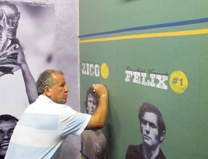 Zico, autografa sua foto no vestiário do Engenhão (Foto: Thales Soares / globoesporte.com)