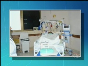 Antônia na UTI do Hospital Geral de Palmas (Foto: Reprodução/TV Anhanguera TO)