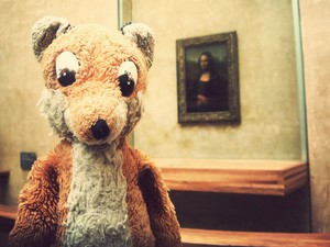 Mr. Fox no museu do Louvre, em frente à Mona Lisa (Foto: Jessica Johnson/Arquivo pessoal)