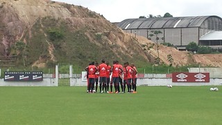 Jogadores do Flamengo reunidos durante treino no Recife (Foto: Raphael Zarko / GloboEsporte.com) Jogadores do Flamengo reunidos durante treino no Recife (Foto: Raphael Zarko / GloboEsporte.com)