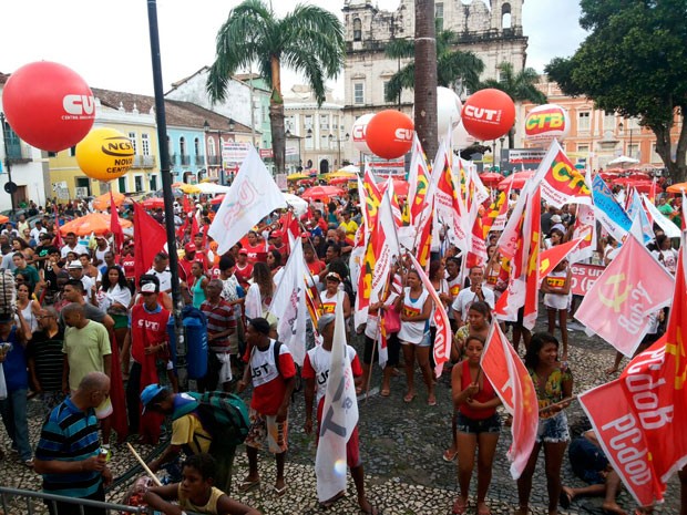 Trabalhadores se reúnem no Pelourinho, em Salvador (Foto: Robel Sousa/TV Bahia)