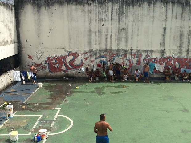 Presos da Penitenciária Estadual de Parnamirim estão livres no pavilhão (Foto: Divulgação/OAB RN)