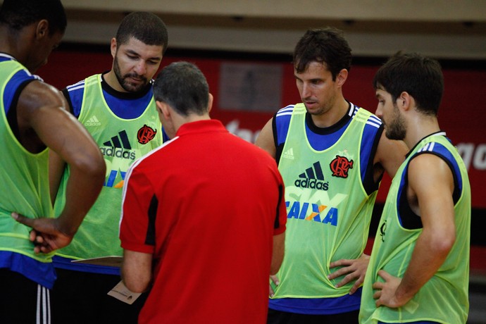 José Neto orienta os jogadores do Flamengo durante o treino desta quarta-feira (Foto: Gilvan de Souza/Fla Imagem) José Neto orienta os jogadores do Flamengo durante o treino desta quarta-feira (Foto: Gilvan de Souza/Fla Imagem)