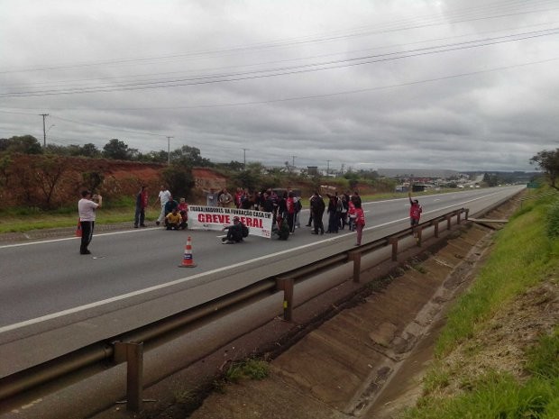 Grevistas fecharam a rodovia Castello Branco (Foto: Rodolpho lorsing/TEM Você)