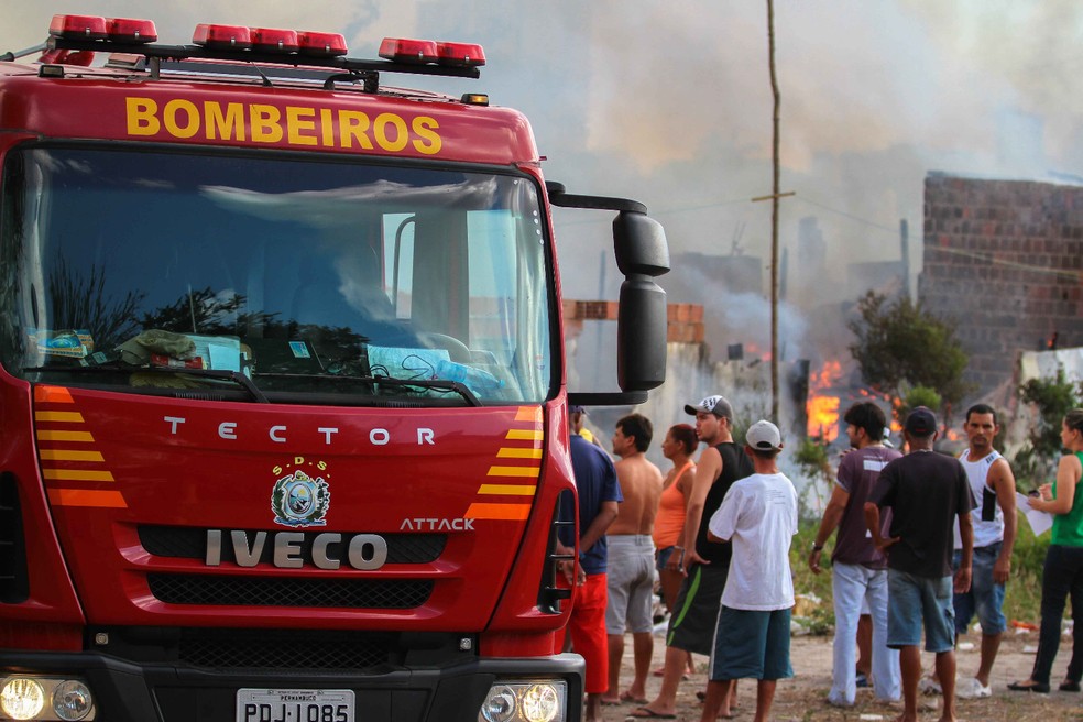 O fogo durou pouco mais de uma hora, mas se alastrou muito r&aacute;pido (Foto: Marlon Costa/ Pernambuco Press)