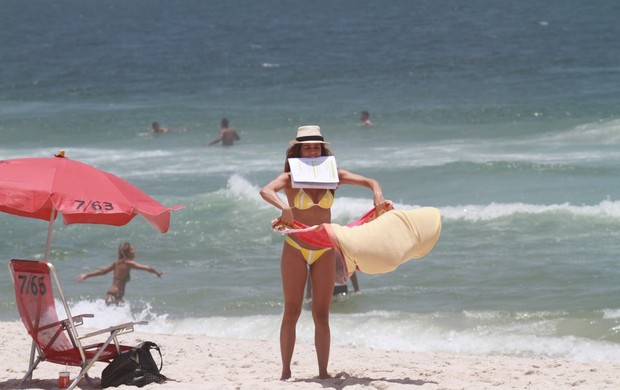 Nivea Stelmann na praia do Pepe na Barra da Tijuca  (Foto: Dilson Silva / Agnews)