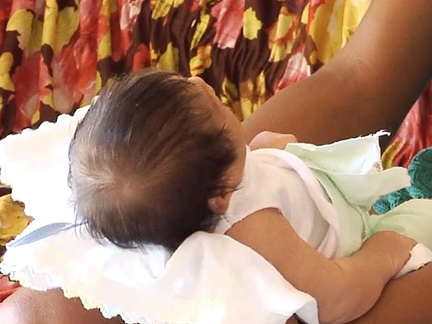 Bebê aguarda atendimento com neuropediatra em São Luís (MA) (Foto: Reprodução / TV Mirante)