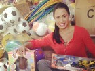 Gracyanne Barbosa mostra doações para distribuir no Dia das Crianças