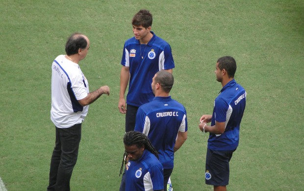 Marcelo Oliveira e jogadores do Cruzeiro na Arena Pernambuco (Foto: Marco Antônio Astoni)