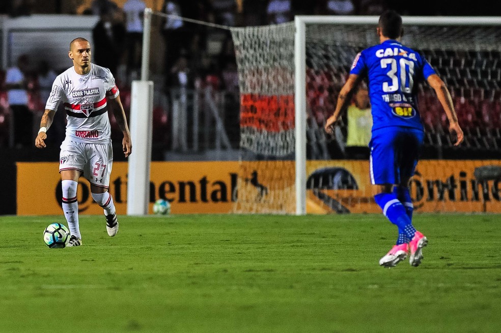 Autor de dois cruzamentos para gols, Thiago Neves observa Maicon com a bola (Foto: Agência Estado)