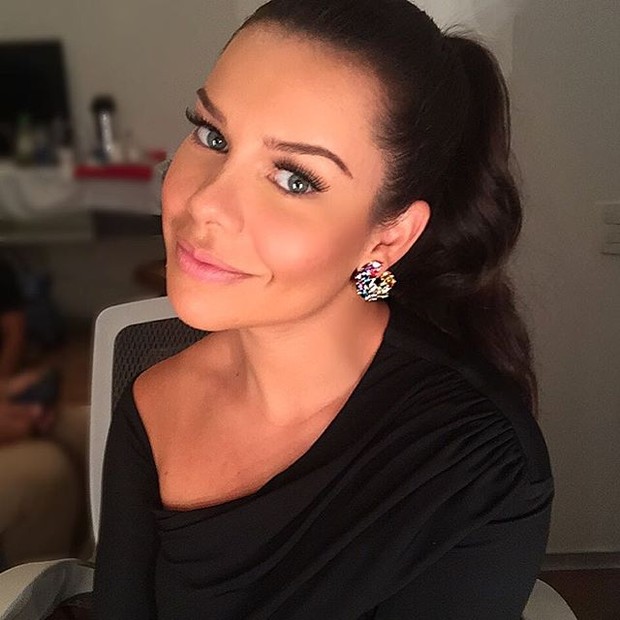 Fernanda Souza posa em bastidores de gravação (Foto: Instagram/ Reprodução)