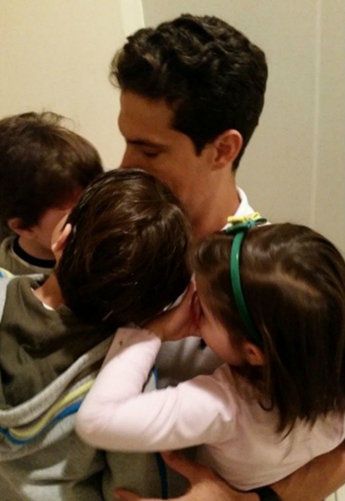 Hernanes ganha abraço dos filhos antes da reapresentação à seleção brasileira