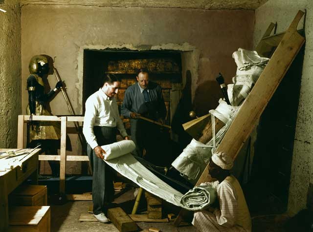 Howard Carter trabalhando com seu amigo e colega Arthur Callender para embrulhar uma das duas estátuas do rei (Foto: Reprodução/GriffithInstitute)