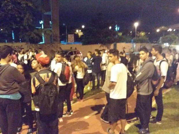 Alunos de escola em Sorocaba protestam contra a instalação de câmeras no banheiro (Foto: Carlos Dias /G1)