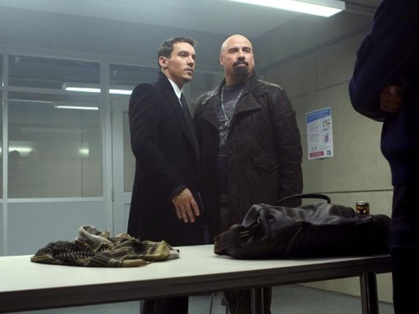 John Travolta and Jonathan Rhys vão percorrer as ruas de Paris para impedir um ataque terrorista (Foto: Divulgação / Reprodução)