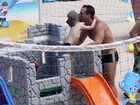 Domingão em família: Carlos Bonow se diverte com filho na praia