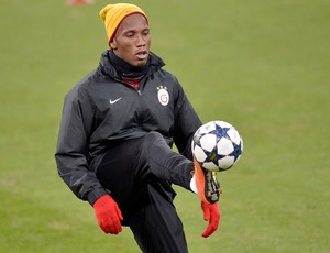 Drogba em treino do Galatasaray (Foto: AP)