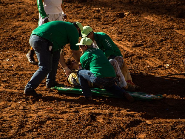 Peão recebe atendimento médico na Arena de Barretos (Foto: Mateus Rigola/G1) Peão recebe atendimento médico na Arena de Barretos (Foto: Mateus Rigola/G1)