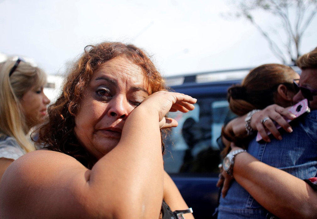 Apoiadora de Alan García chora na frente do hospital ao saber que o ex-presidente morreu — Foto: Guadalupe Pardo/Reuters