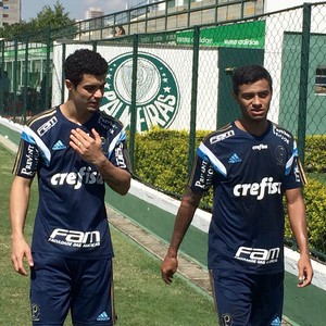 Em dia de folga geral, Egídio e Cleiton Xavier trabalham no Palmeiras