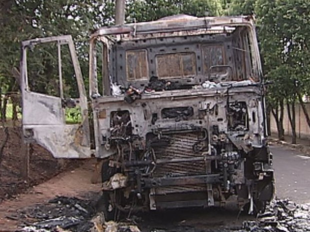 Cabine do caminhão foi totalmente incendiada em Promissão (Foto: reprodução/ TV TEM) Cabine do caminhão foi totalmente incendiada em Promissão (Foto: reprodução/ TV TEM)