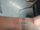 Lily Allen faz tatuagem de mapa-múndi no pulso