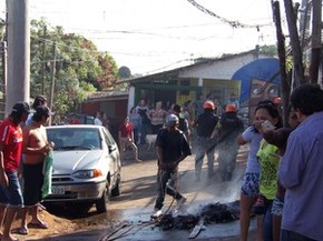 Objetos foram queimados durante o protesto dos moradores no Morro Santa Tereza (Foto: João Laud/RBS TV)