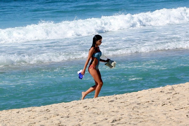 Anna Lima na praia (Foto: J. Humberto / AgNews)