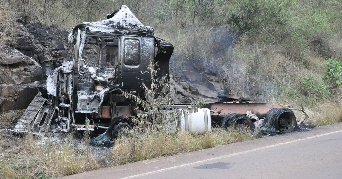 G1 Motorista escapa ileso após carreta pegar fogo em Tenente Portela, RS notícias em Rio