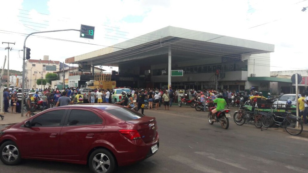 Houve uma grande aglomeração no local após os disparos (Foto: Marta Soares/Agora Picos)