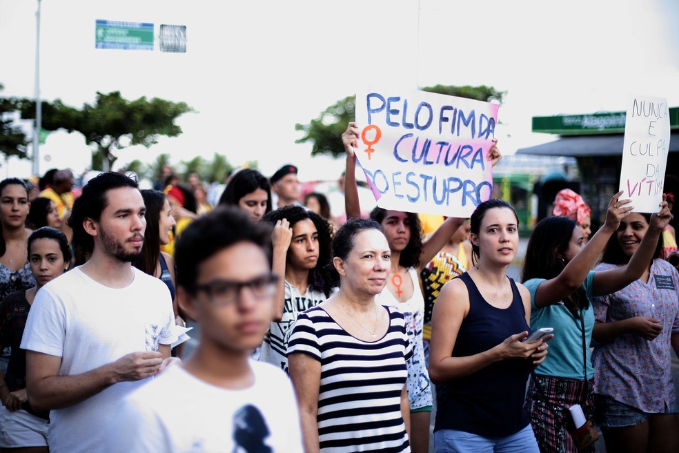 Grupo faz caminhada contra estupro em Alagoas (Foto: Jonathan Lins/G1)