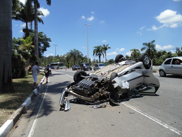 G1 Mulher se distrai ao olhar velocímetro e capota carro em Ipatinga