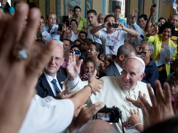 Povo cubano cumprimenta Papa Francisco na Catedral da Nossa Senhora de Assunção em Santiago de Cuba nesta terça-feira (22) (Foto: AFP PHOTO/BALTAZAR MESA)