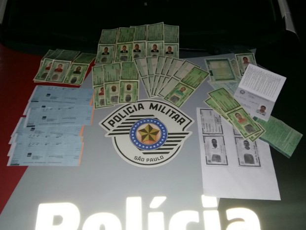 Na casa, polícia encontrou documentos falsificados (Foto: Divulgação/ Polícia Militar)