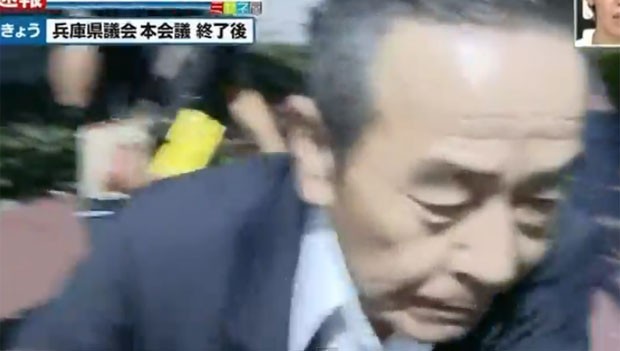 Político japonês de 69 anos faz sucesso na internet após ser filmado fugindo de jornalistas (Foto: Reprodução/YouTube/Yuta Yamada)
