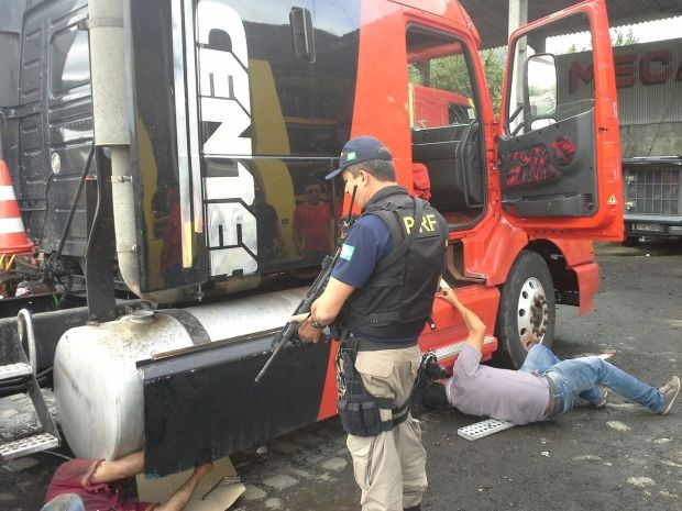 Dupla de paraguaios foi presa na Rodovia Régis Bittencourt (Foto: Polícia Rodoviária Federal / Divulgação)