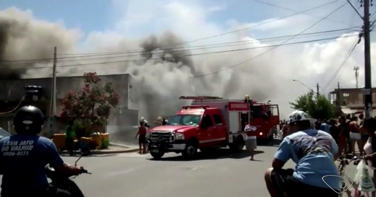 Incêndio destrói três casas em Linhares, ES - Globo.com